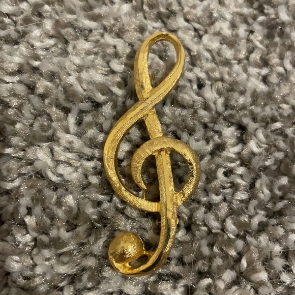 Gold Treble Clef Brooch - Picture 5 of 5